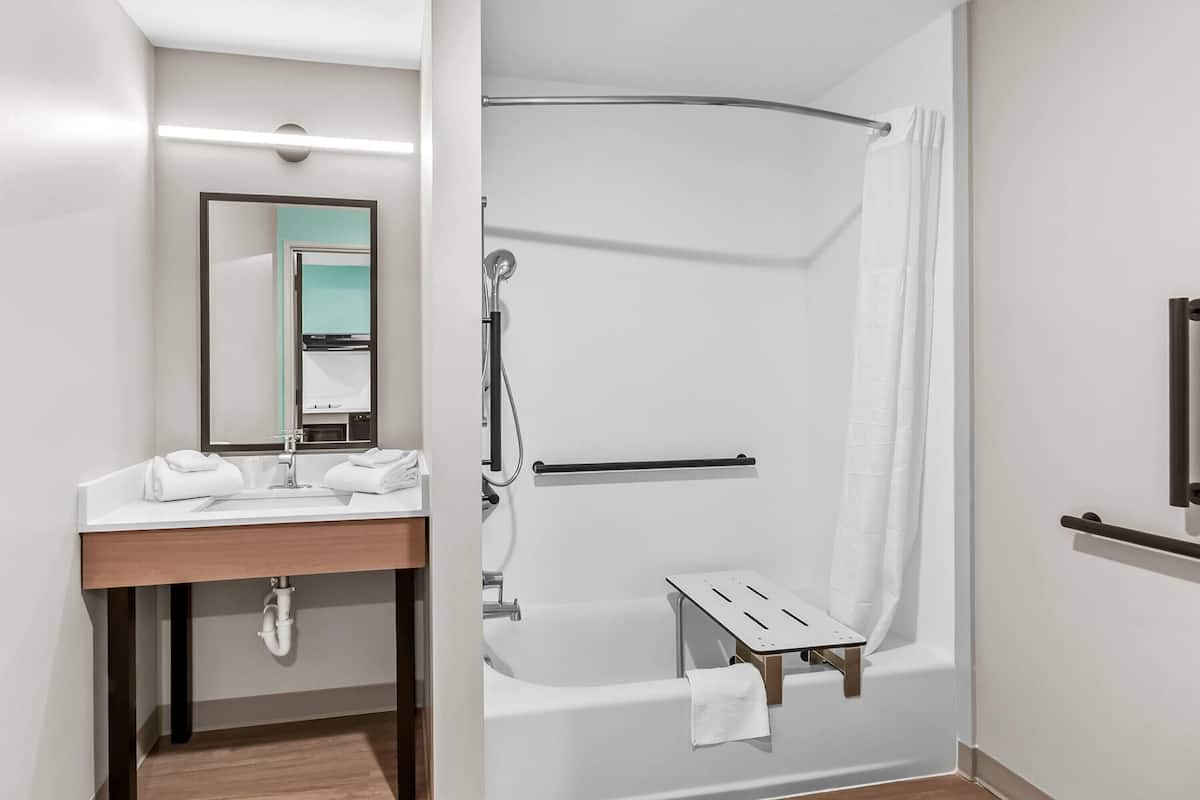 Habitació bàsica, 2 llits de matrimoni, no fumadors (Bathtub W/grab Bars) | Bany accessible