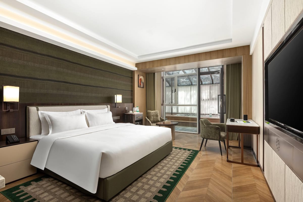 Chambre Luxe, 1 très grand lit, bain à remous