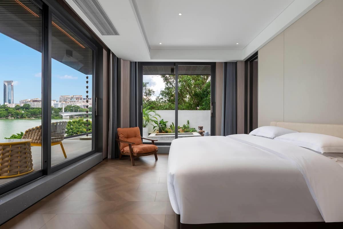 Suite, 1 King Bed (Courtyard)