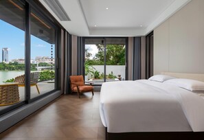 Suite, 1 très grand lit (Courtyard)