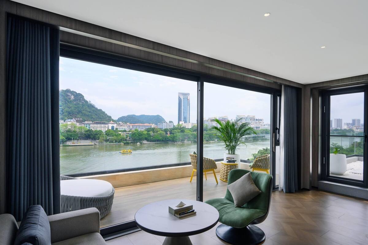 Suite, 1 King Bed (Party)