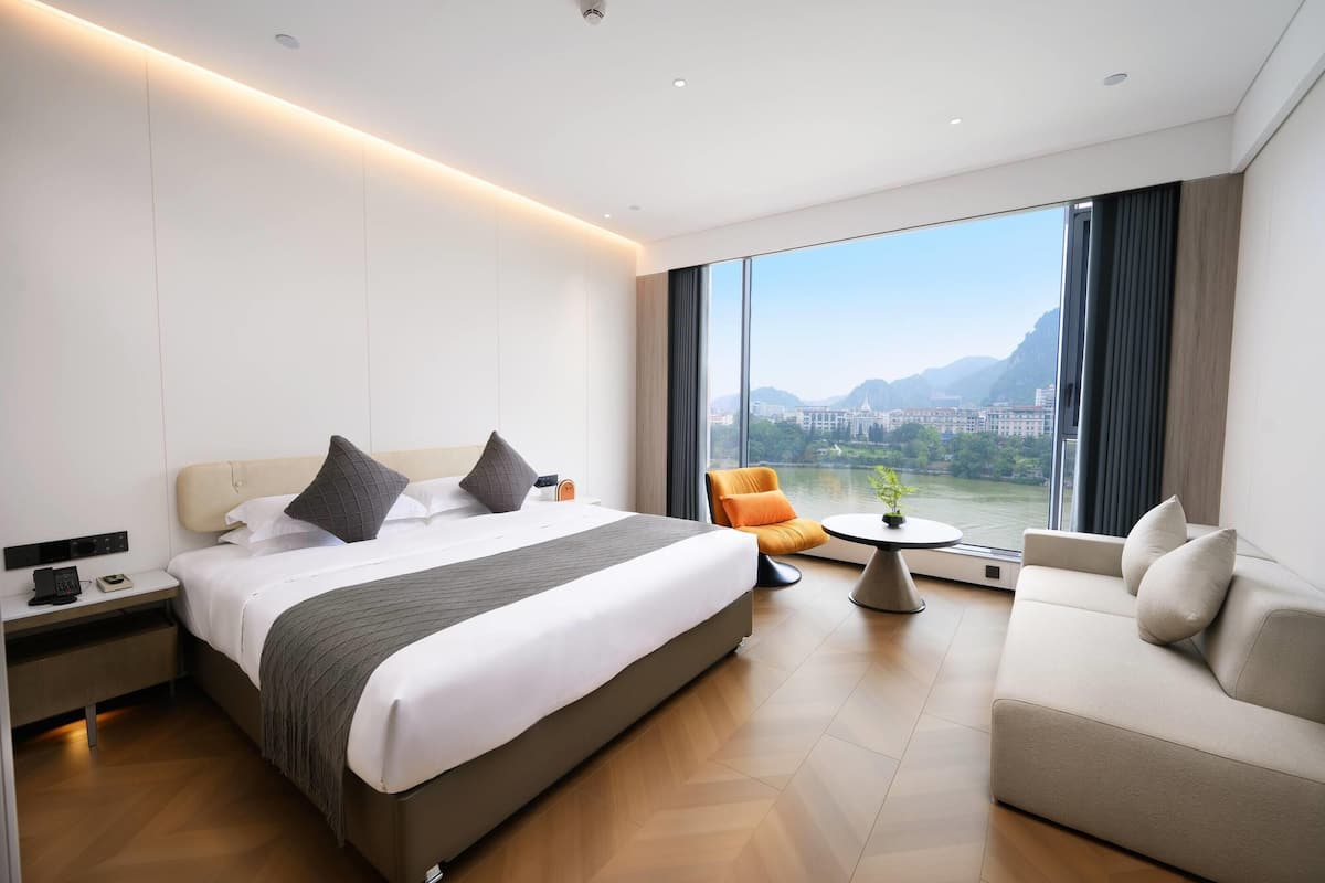 Room, 1 King Bed, River View
