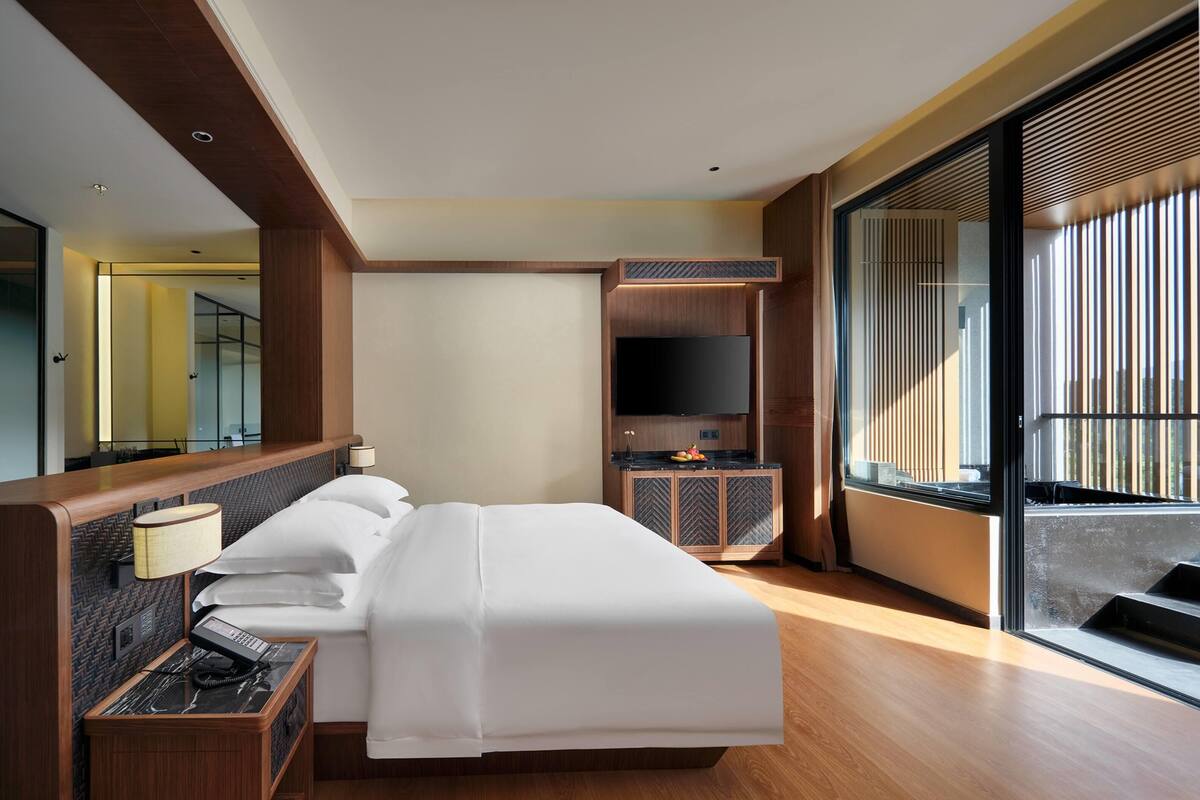 Deluxe Room, 1 King Bed (Hot Spring)
