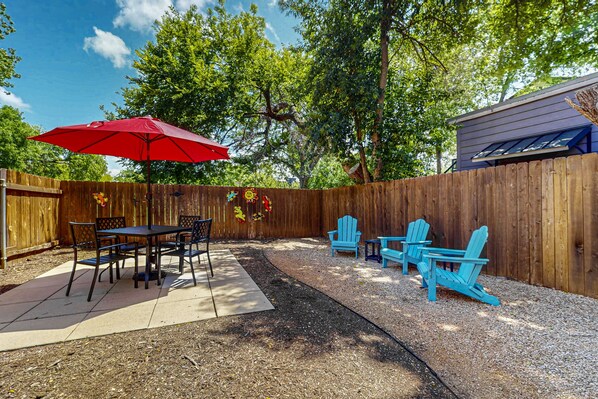 Outdoor dining - Modern and spacious Duplex  w/private patios, great location in South Austin (Austin)