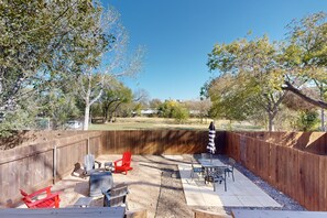 Outdoor dining - Modern and spacious Duplex  w/private patios, great location in South Austin (Austin)