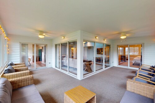 The Plantations condo w/shared tennis court, balcony, WIFI