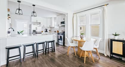 Charming 2-bedroom condo in marvelous Chicago