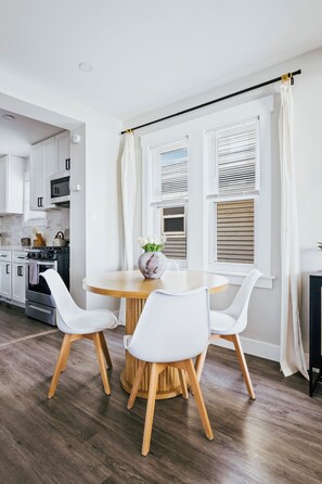 Dining - Charming 2-bedroom condo in marvelous Chicago (Chicago)
