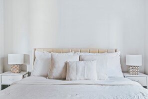 2 bedrooms, iron/ironing board, WiFi, bed sheets - Charming 2-bedroom condo in marvelous Chicago (Chicago)