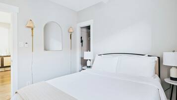 Tabla de planchar con plancha, wifi y ropa de cama