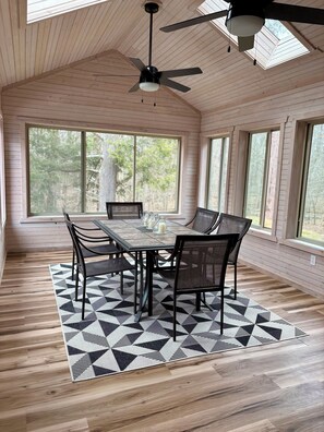 Dining - Spacious 5-bedroom house in enchanting Big Bass Lake with WiFi, AC (Big Bass Lake)