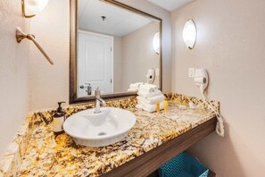 Dusj, hårføner, håndklær og sjampo