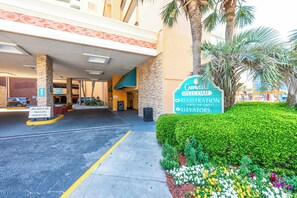 A hotel entrance with a sign indicating registration and elevators. - Caravelle 1044 (Myrtle Beach)