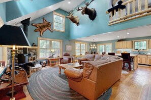 Fernseher, Kamin, DVD-Player