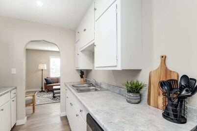 SUPER CUTE 3 BR, 1 BA, WIFI, Smrt TV, 2 Living RM