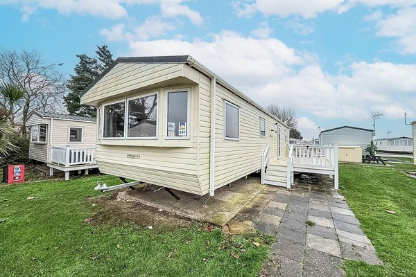 Escape to the serene Essex coast in this lovely 6 berth caravan with decking, located on Seawick Holiday Park for your 2026 holiday and discover a place of natural beauty and tranquillity.