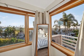 4 bedrooms, desk, iron/ironing board, travel cot