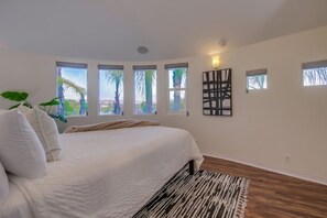 4 soverom, skrivebord, strykejern/-brett og reiseseng for barn