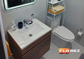 Regadera, toallas, jabón, papel de baño 