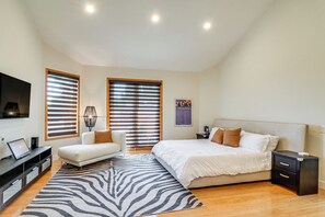5 bedrooms, iron/ironing board, internet, bed sheets - Play, Swim & Unwind: Luxe Los Angeles Oasis! (West Hills)