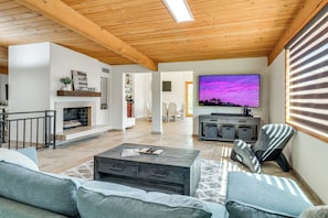 Télévision, cheminée, livres, chaîne hi-fi