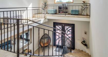 Play, Swim & Unwind: Luxe Los Angeles Oasis!