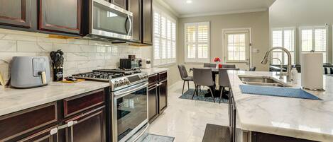 Fridge, microwave, stovetop, dishwasher