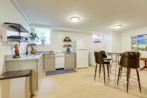 Frigorífico, placa de cocina, cafetera o tetera y utensilios de cocina