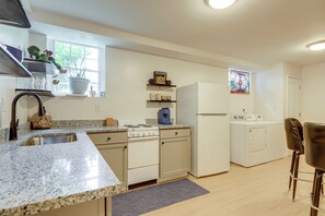 Kühlschrank, Herdplatte, Wasserkocher mit Kaffee-/Teezubehör