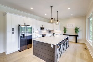 Fridge, microwave, stovetop, dishwasher - Dock + Views: Spacious Lake Sinclair Retreat (Milledgeville)
