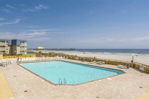 حمّام سباحة مُدفَّأ