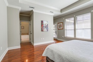 4 bedrooms, iron/ironing board, Internet, bed sheets