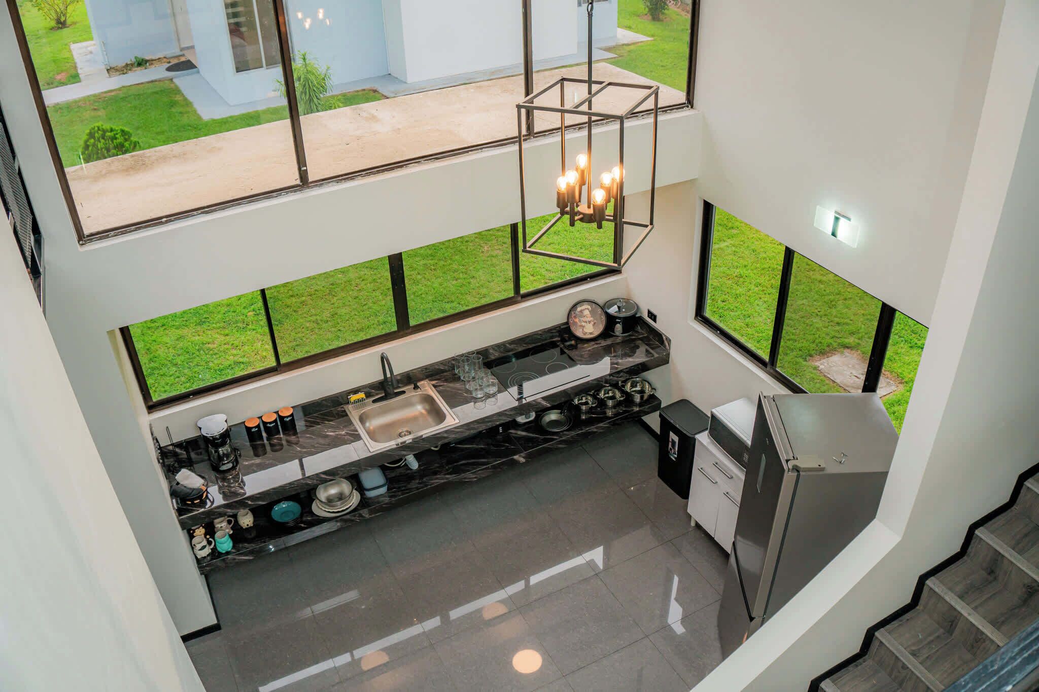 Kylskåp, mikrovågsugn, ugn och spishäll