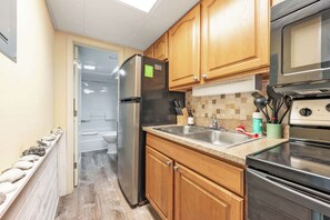 Coffee/tea maker, fridge, microwave, oven