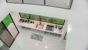 Wasserkocher mit Kaffee-/Teezubehör, Kühlschrank, Mikrowelle, Ofen