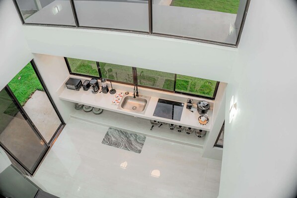 Jääkaappi, mikroaaltouuni, uuni, liesi