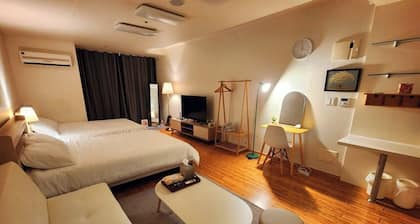 Chic 1-bedroom apartment with WiFi, AC in phenomenal Seoul