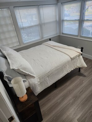 3 bedrooms, iron/ironing board, WiFi, bed sheets