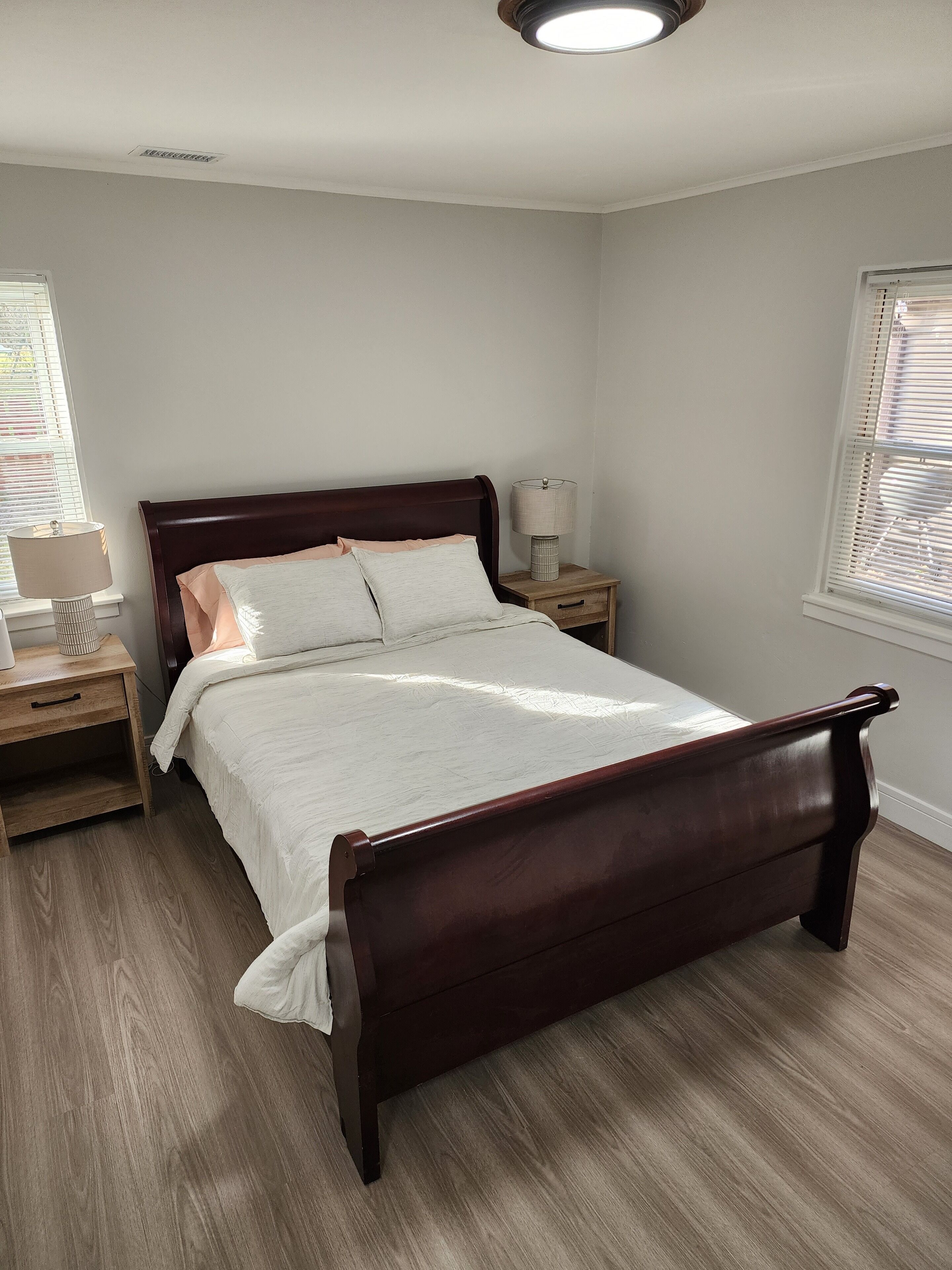 3 habitaciones, tabla de planchar con plancha, wifi y ropa de cama 