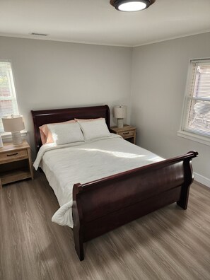 3 bedrooms, iron/ironing board, WiFi, bed sheets - Quiet and Clean Home near Downtown Homewood with Private Backyard! (Homewood)