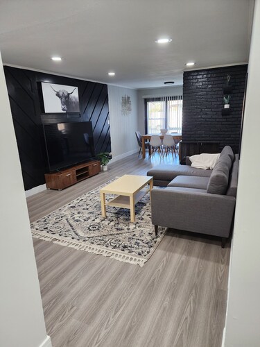 Quiet and Clean Home near Downtown Homewood with Private Backyard!