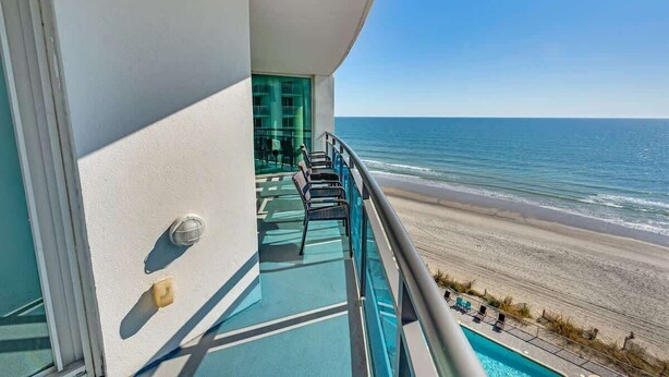 Un balcone con vista sulla spiaggia e sull'oceano.