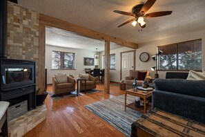 Smart TV, fireplace - Strawberry Summit Cabin Retreat (Duck Creek Village)