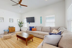 TV - Dog-friendly retreat with games for all ages & stunning views - steps to sand (Rockport)