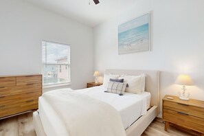 2 bedrooms, iron/ironing board, Internet, bed sheets - Dog-friendly retreat with games for all ages & stunning views - steps to sand (Rockport)