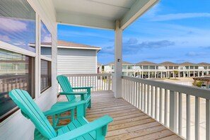 Terrace/patio - Dog-friendly retreat with games for all ages & stunning views - steps to sand (Rockport)