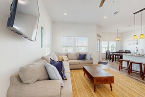 TV - Dog-friendly retreat with games for all ages & stunning views - steps to sand (Rockport)