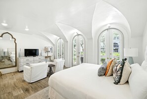 4 bedrooms, iron/ironing board, WiFi, bed sheets