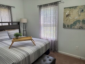 3 chambres, bureau, fer et planche à repasser, lit parapluie