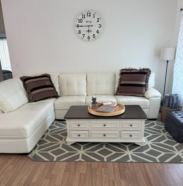 TV connectée, cheminée, livres